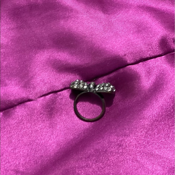 Gunmetal bow ring in Woman’s size 7 - Picture 2 of 5